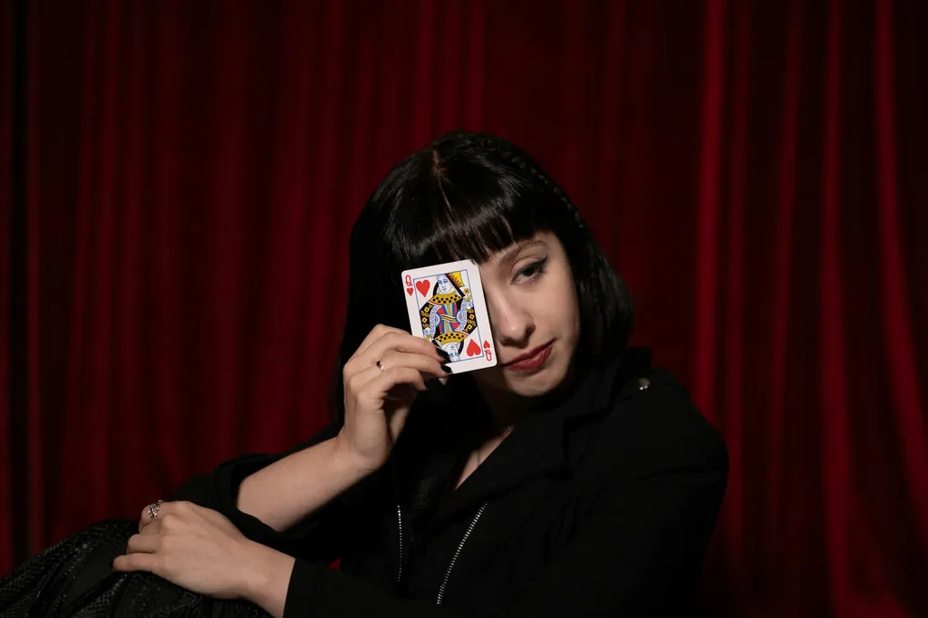 charismatic-magician-performing-close-up-magic-in-vibrant-setting